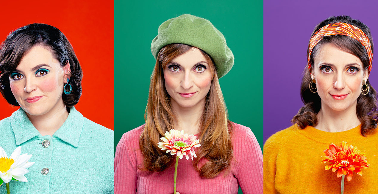 Les tres intèrprets vestides dels anys 60 amb colors vius i un fons amb tres franges de color per intèrprets, vermell, verd i lila. La intèrpret del mig duu una flor.